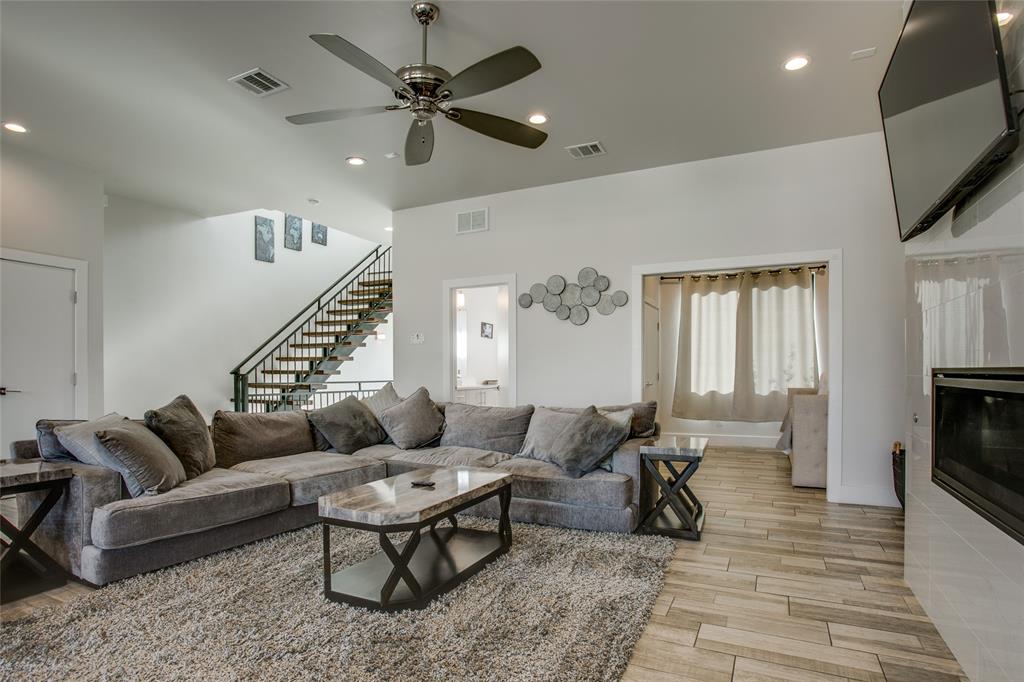 410 Melba Street, Unit 2 Dallas, TX 75208 - Photo 11 of 40 a living room with furniture ceiling fan and a rug