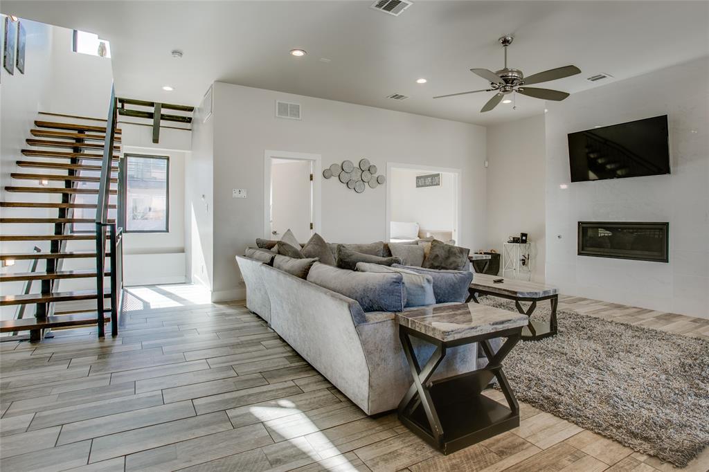 410 Melba Street, Unit 2 Dallas, TX 75208 - Photo 24 of 40 a living room with furniture and a flat screen tv