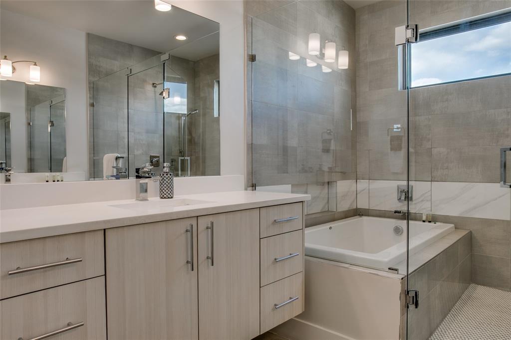 410 Melba Street, Unit 2 Dallas, TX 75208 - Photo 28 of 40 a bathroom with a bathtub a sink a mirror and a shower
