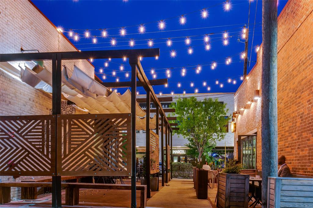 410 Melba Street, Unit 2 Dallas, TX 75208 - Photo 37 of 40 a view of an entryway
