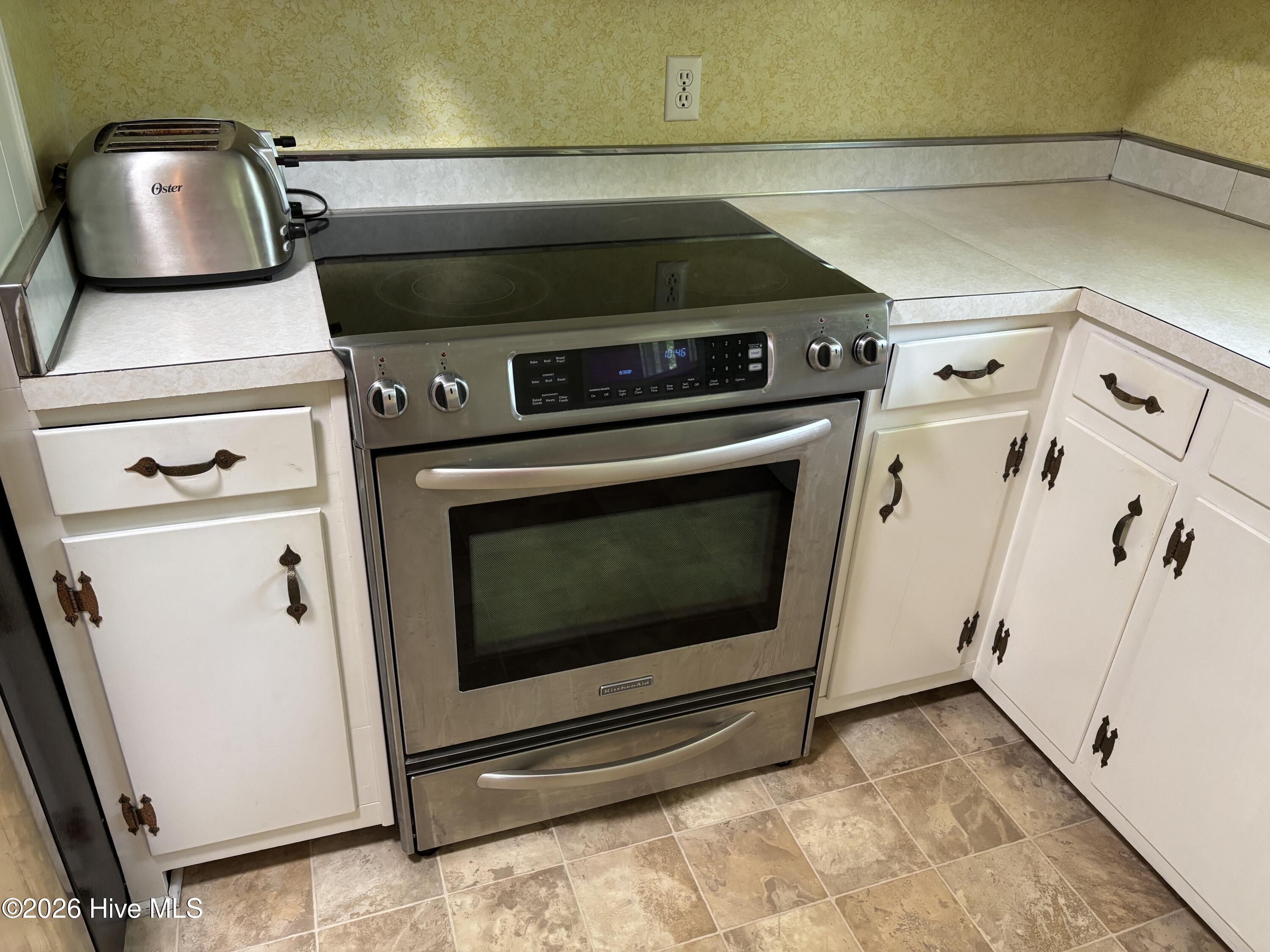 312 Neuse Cliff Road New Bern, NC 28560 - Photo 11 of 56 Flat top stainless KitchenAid range