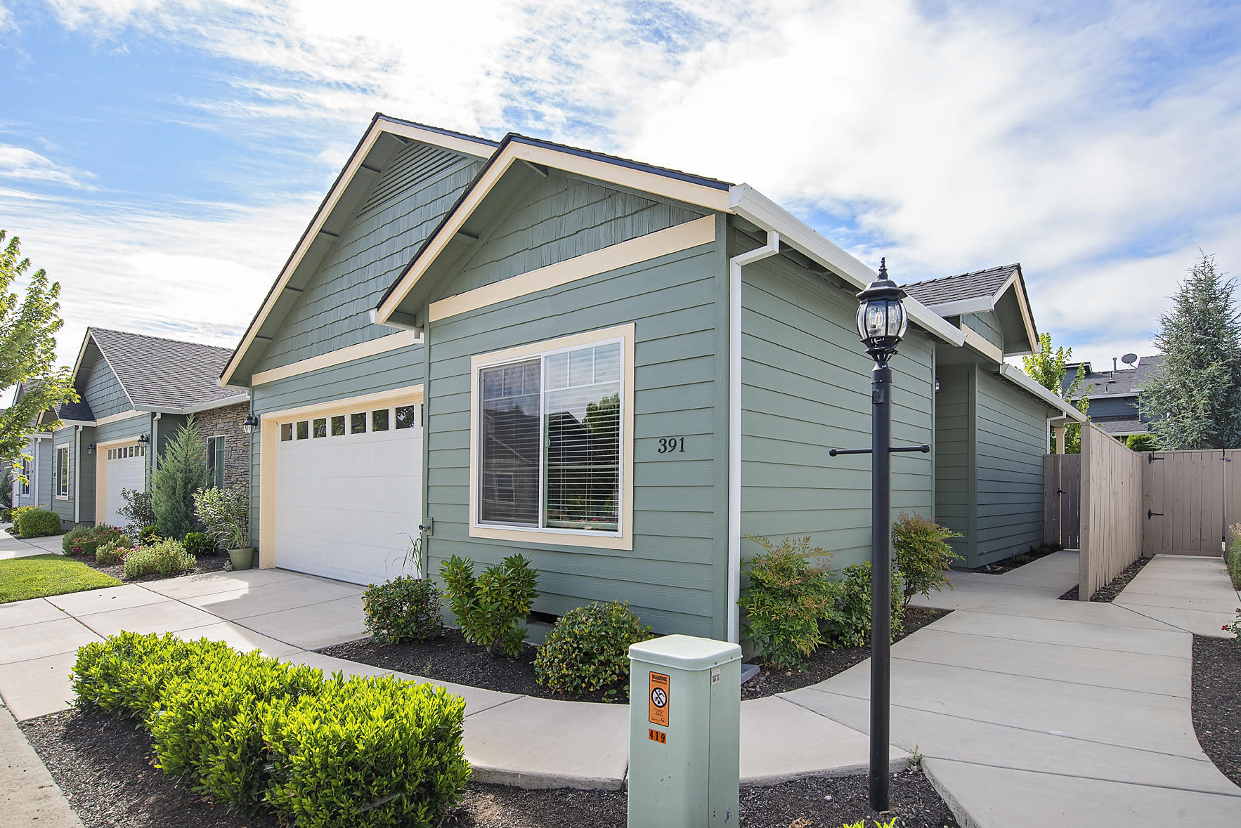 391 Live Oak Loop Central Point, OR 97502 - Photo 2 of 16 Live Oak_017