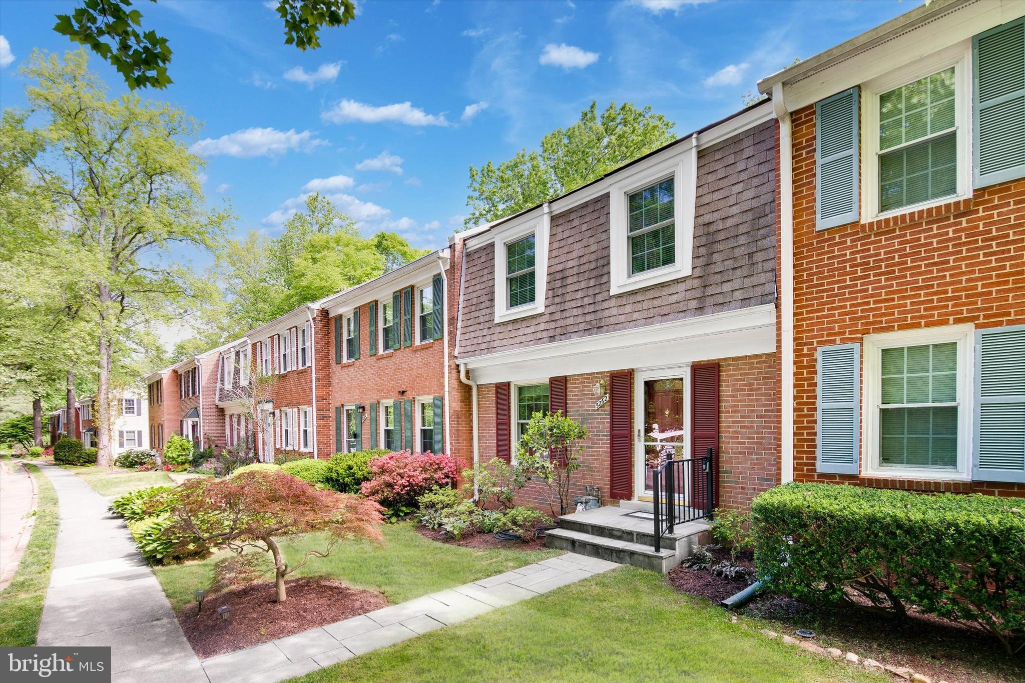 5262 Lonsdale Drive Springfield, VA 22151 - Photo 5 of 44 Landscaped