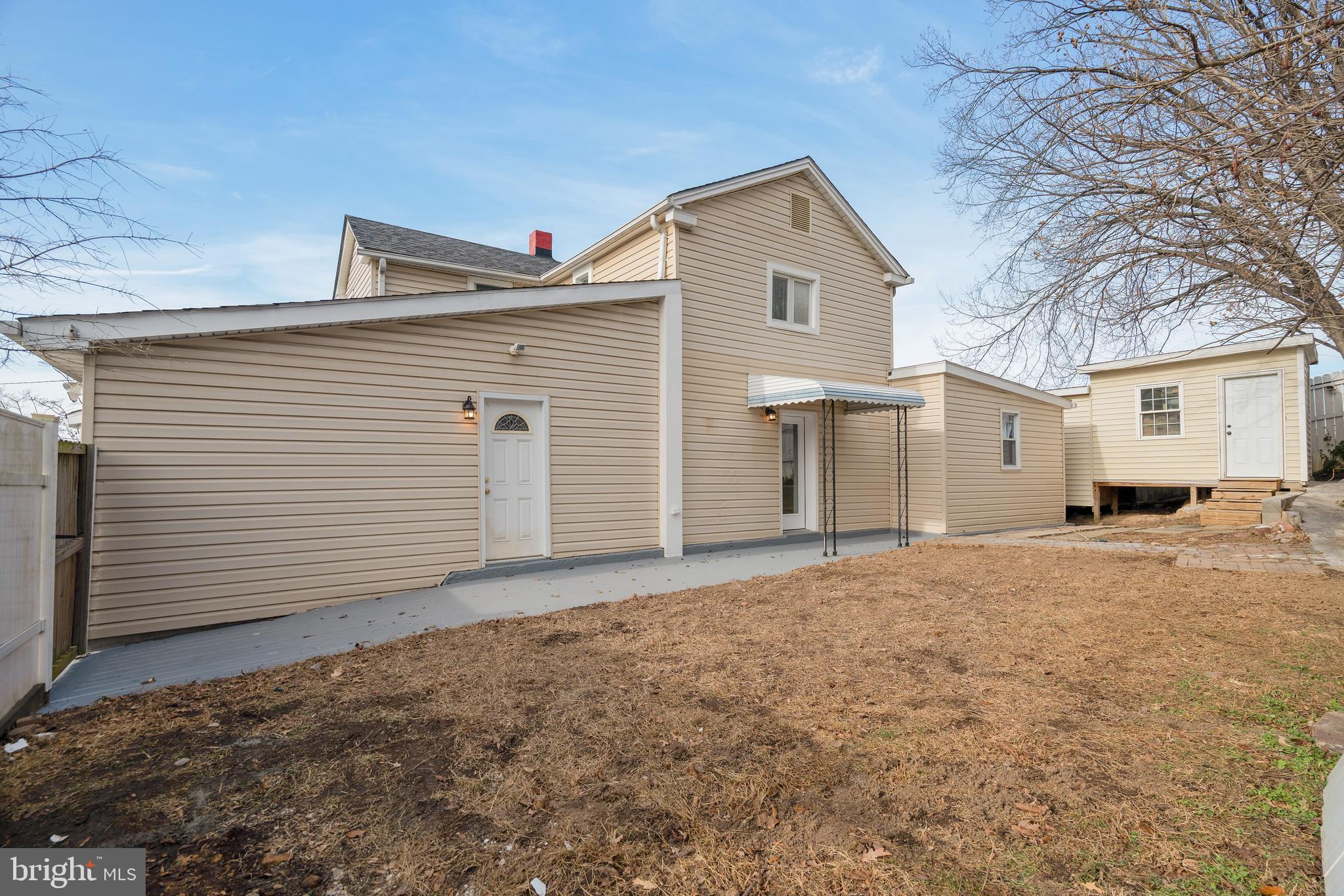104 Ridge Avenue Baltimore, MD 21227 - Photo 21 of 49 Side view of the fenced yard