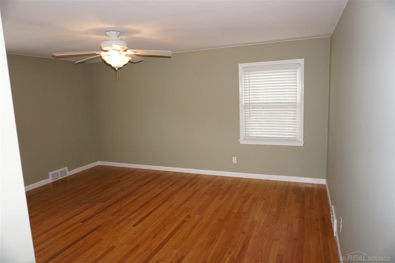 1913 Severn Road Grosse Pointe, MI 48236 - Photo 17 of 24 31371619-16.JPG