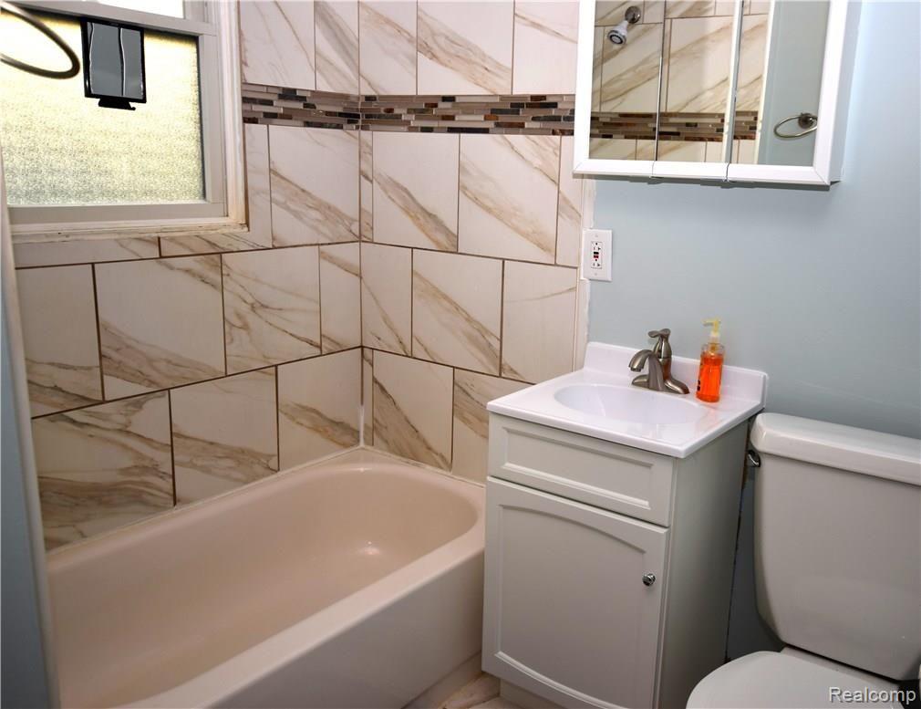 2137 Wiggins Road Fenton, MI 48430 - Photo 6 of 11 Full Bath 1