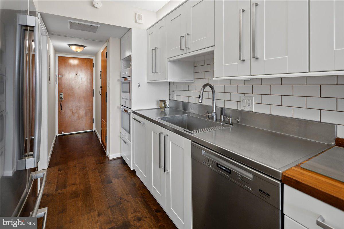1101 South Arlington Ridge Road, Unit 402 Arlington, VA 22202 - Photo 27 of 61 Sleek kitchen with modern finishes.