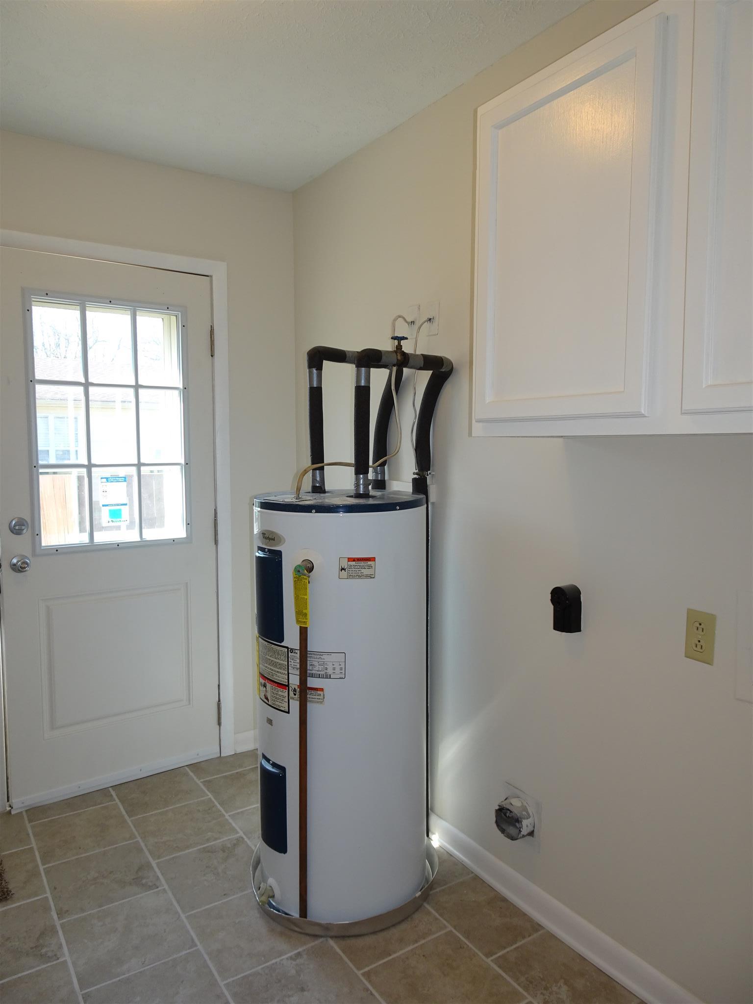2222 Stokes Road Clarksville, TN 37043 - Photo 5 of 14 UTILITY/MUD ROOM