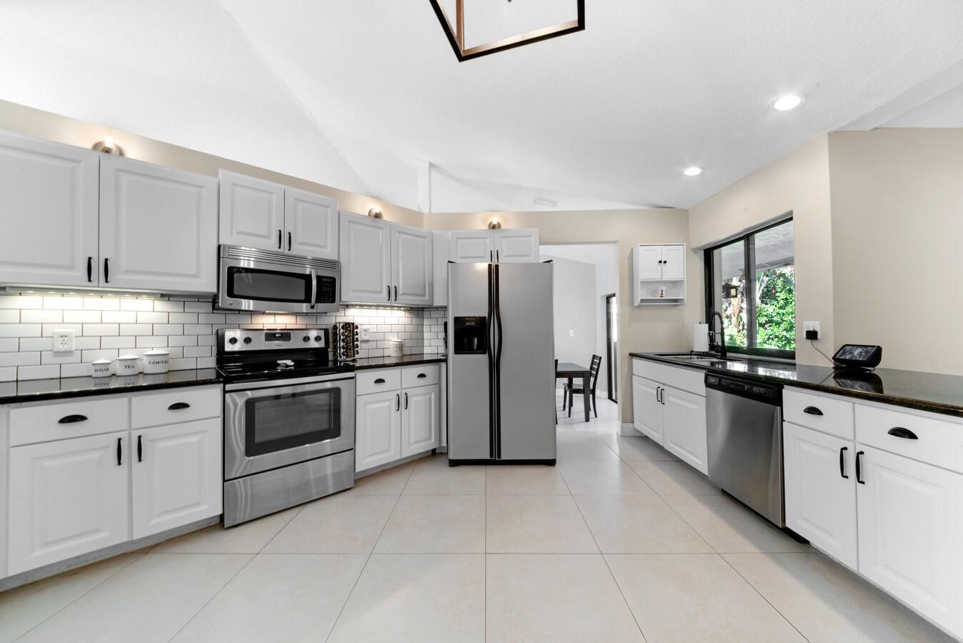 399 Apache Lane Boca Raton, FL 33487 - Photo 7 of 41 Granite Countertops