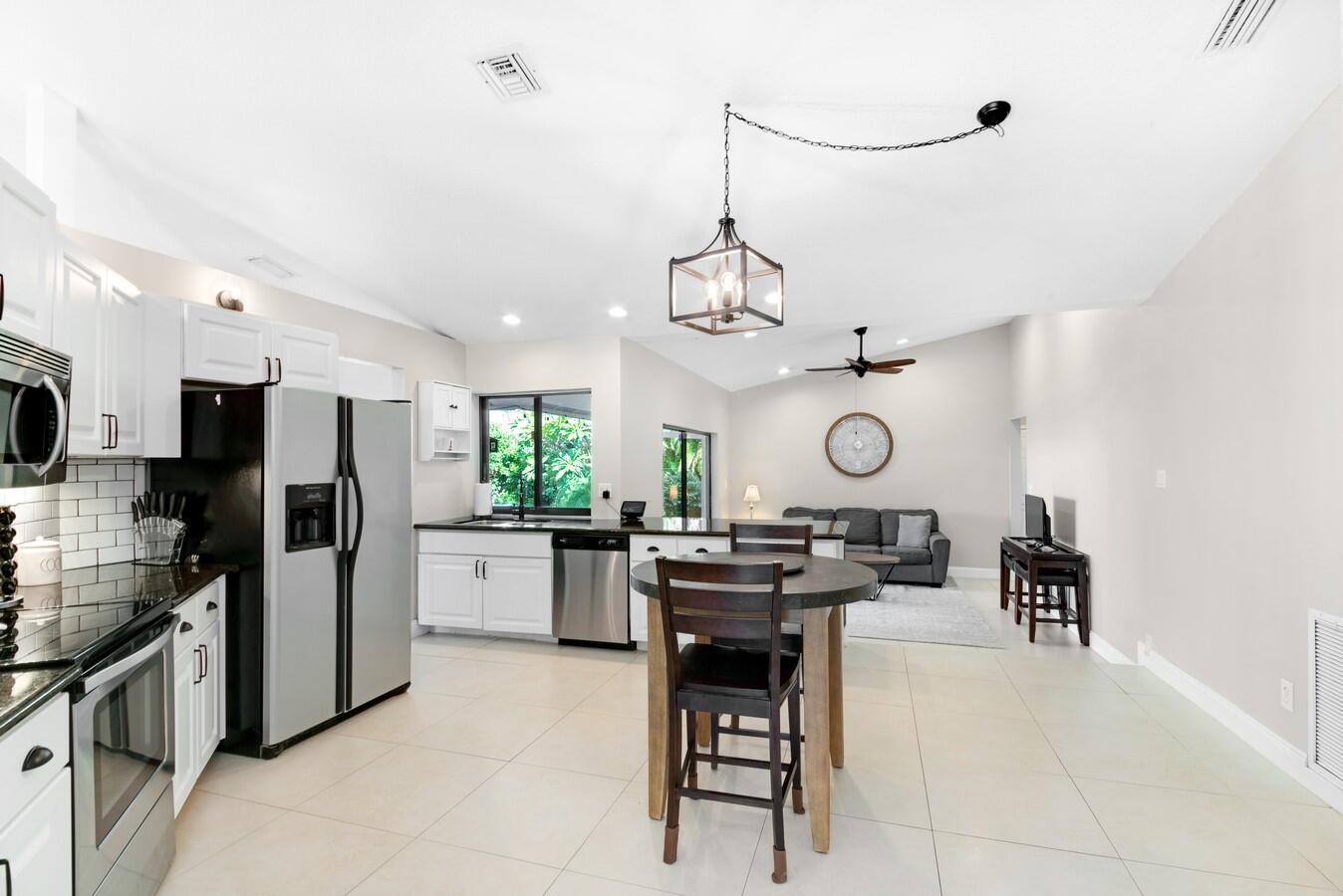 399 Apache Lane Boca Raton, FL 33487 - Photo 8 of 41 Stainless Steel Apliances