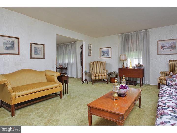 324 Nottingham Road Woodbury, NJ 08096 - Photo 11 of 24 Living Room