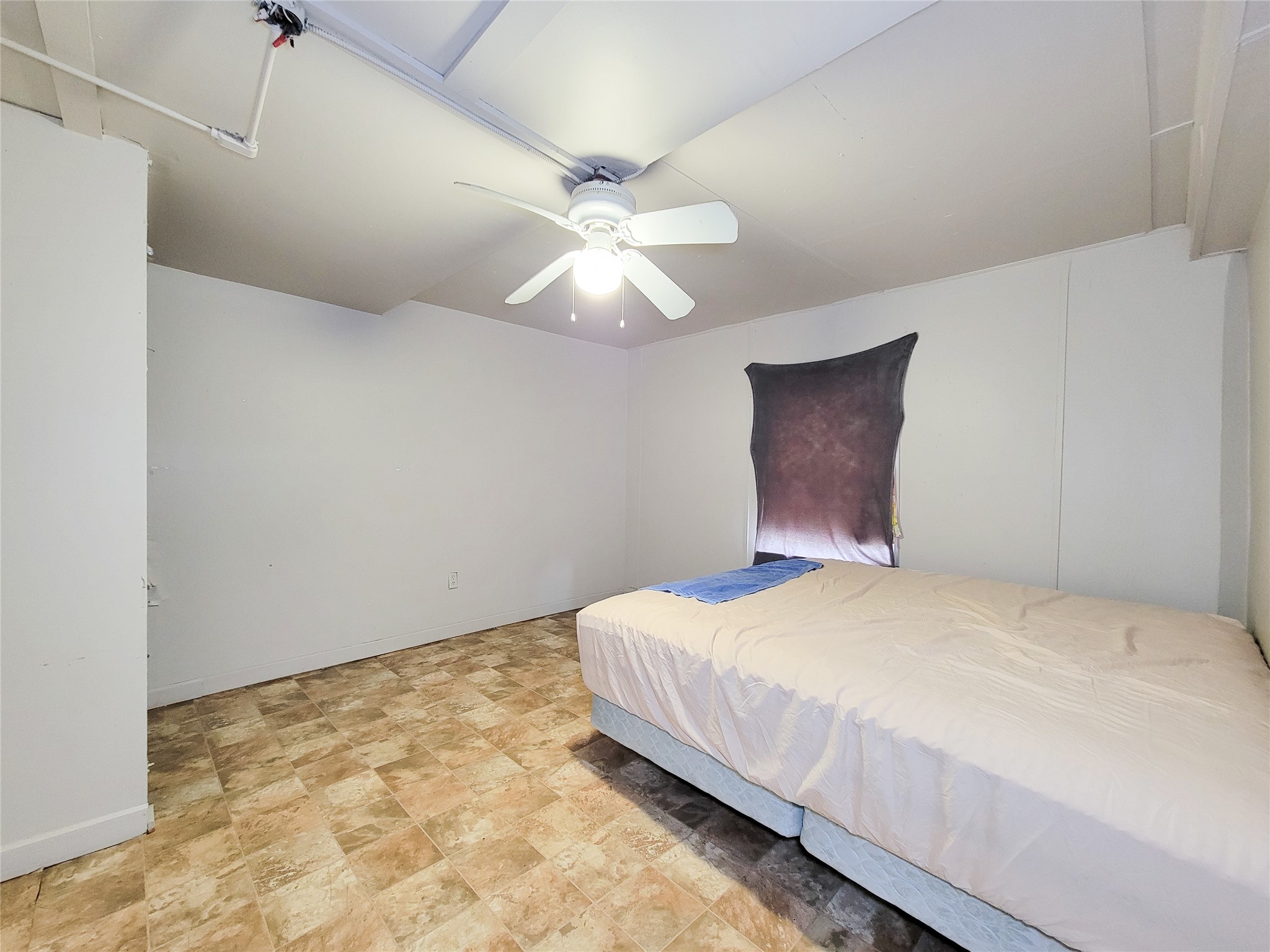 418 Bishop Street Houston, TX 77009 - Photo 13 of 32 a bedroom with a bed and a ceiling fan