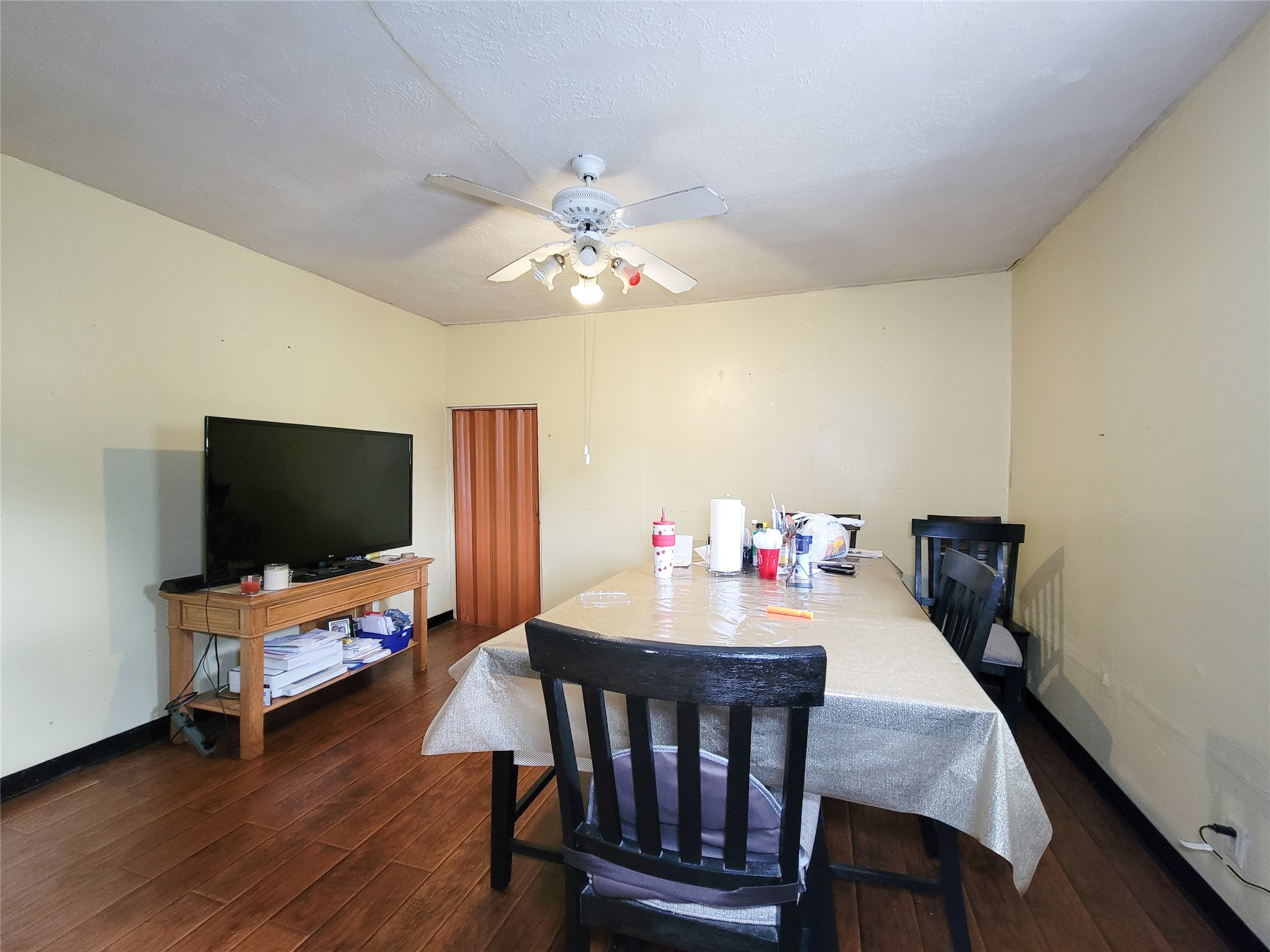 418 Bishop Street Houston, TX 77009 - Photo 22 of 32 a living room with furniture and a flat screen tv