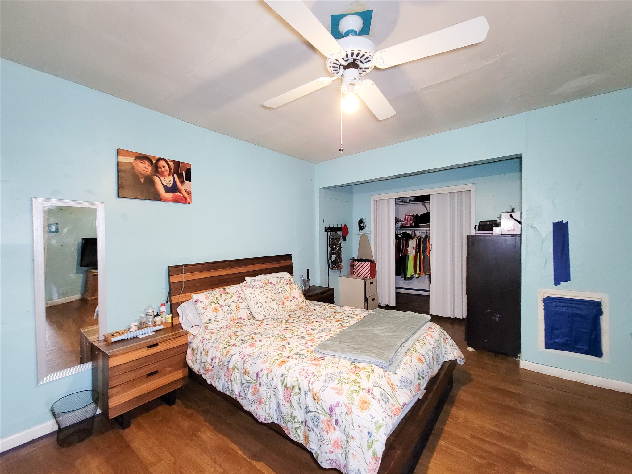 418 Bishop Street Houston, TX 77009 - Photo 25 of 32 a bed room with a bed and a chandelier