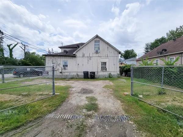 a view of a house with a back yard