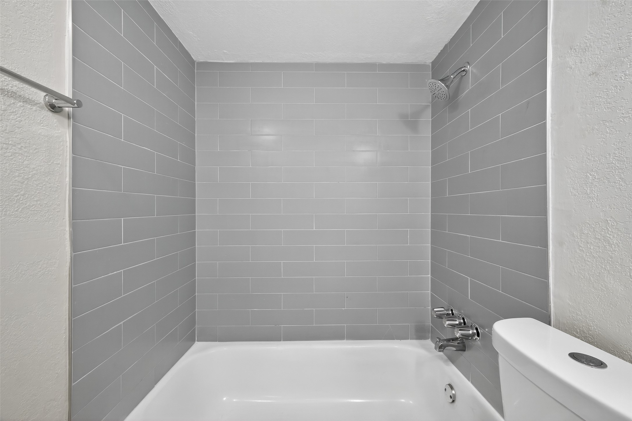 6410 Del Monte Drive, Unit 93 Houston, TX 77057 - Photo 17 of 19 a bathroom with a bathtub and toilet