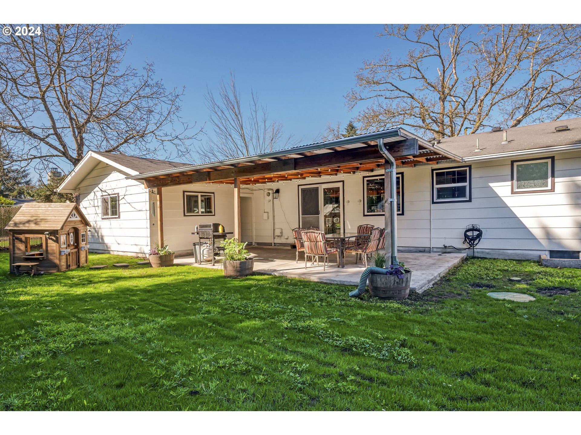 1127 South 34th Place Springfield, OR 97478 - Photo 37 of 40 a front view of house with a garden and patio