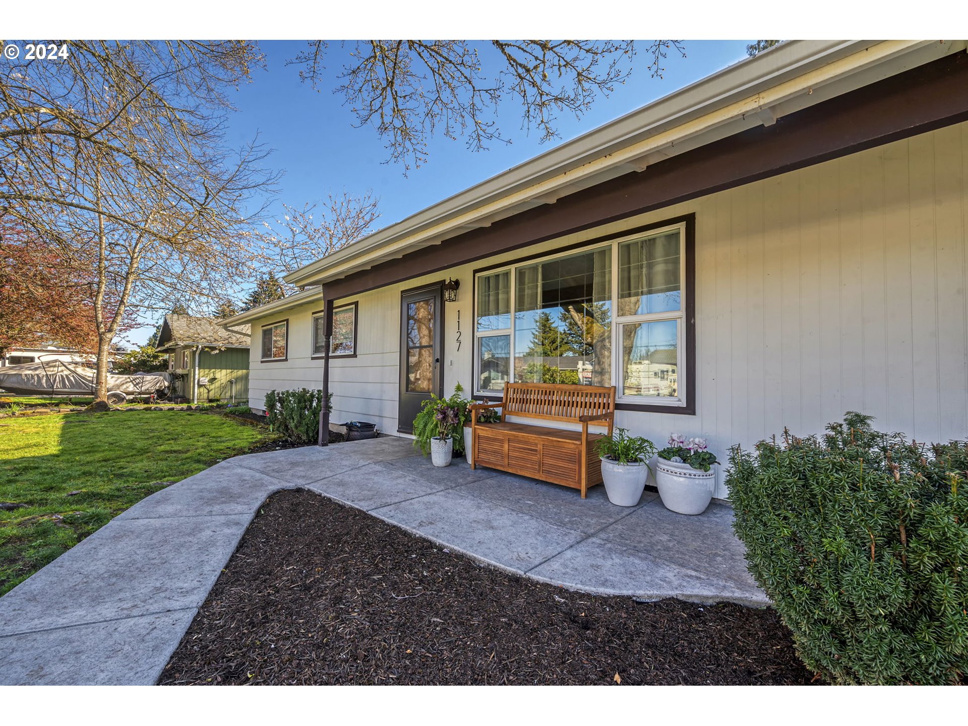 1127 South 34th Place Springfield, OR 97478 - Photo 6 of 40 a front view of a house with garden