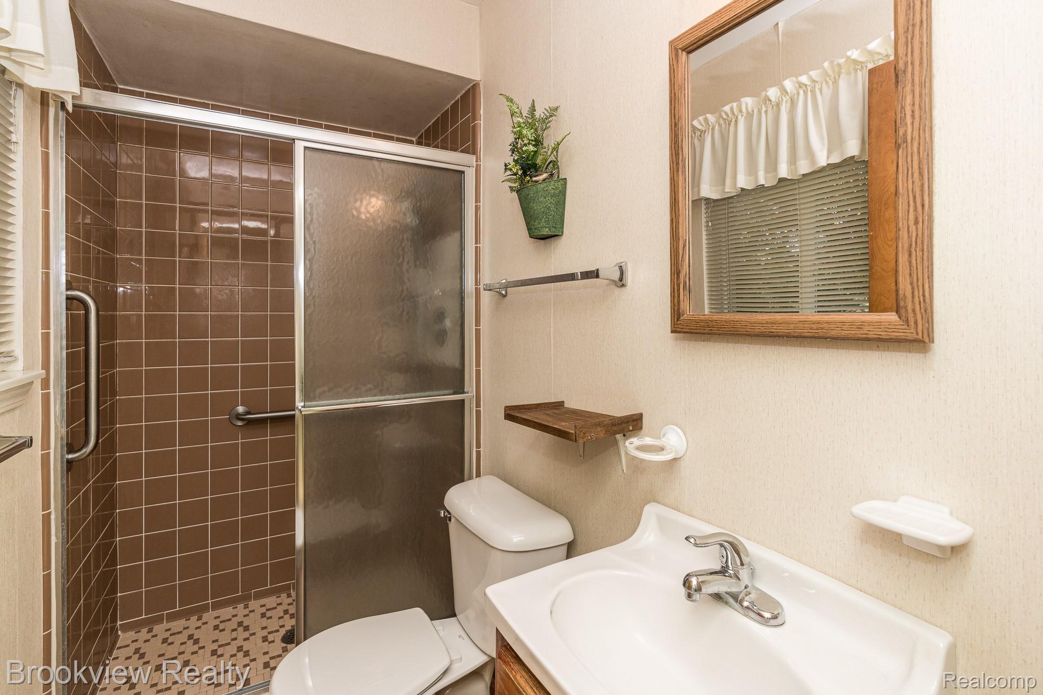 290 Donegal Drive Rochester, MI 48309 - Photo 15 of 33 290 Donegal MLS-W010.jpg