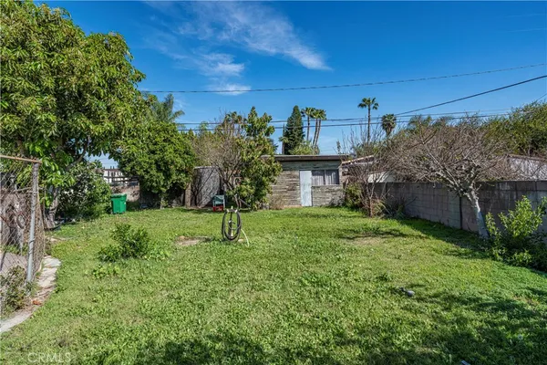 a view of a backyard