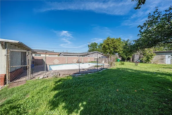 a view of a backyard