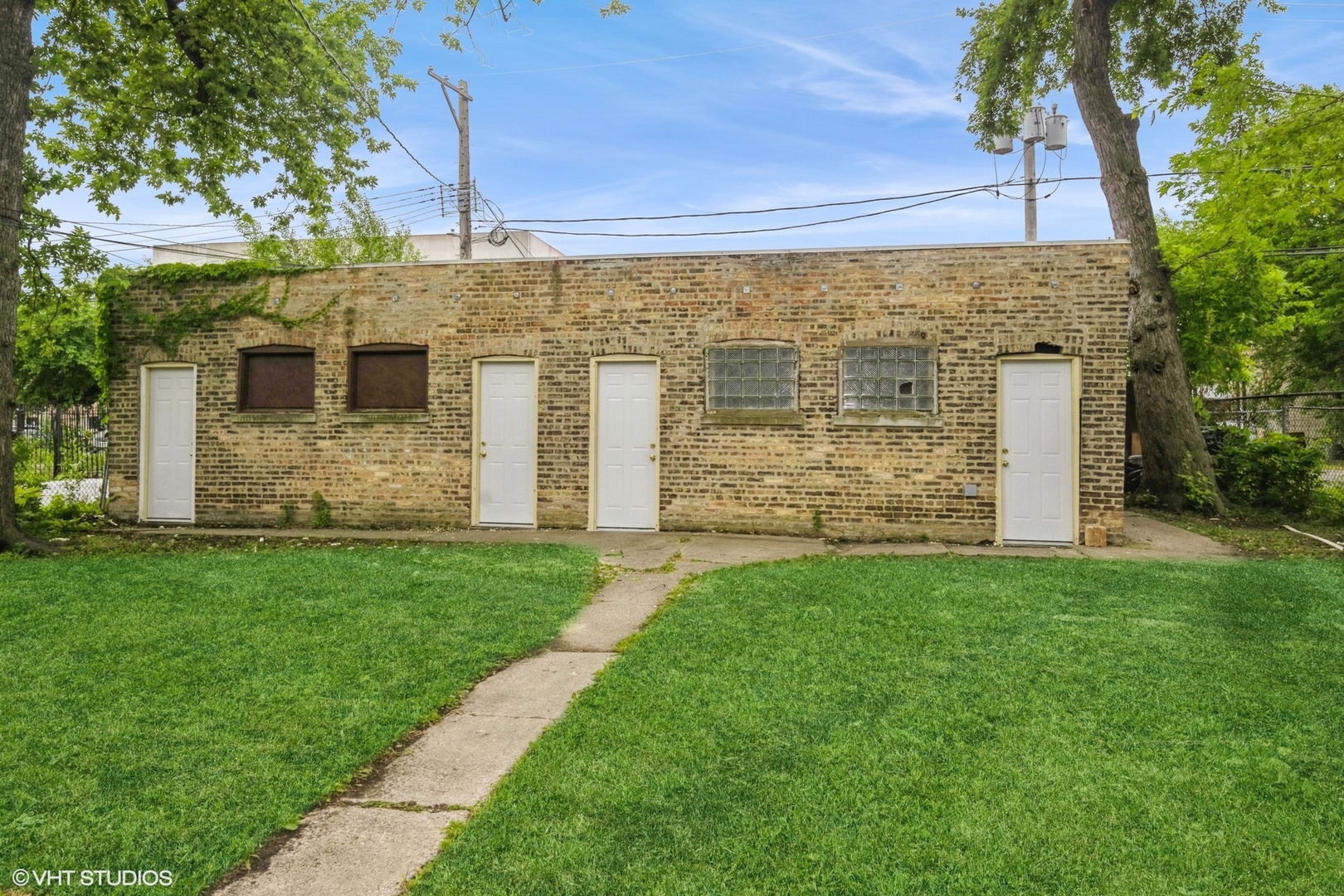 5029 West Washington Boulevard, Unit 1E Chicago, IL 60644 - Photo 23 of 26 front view of house with a yard