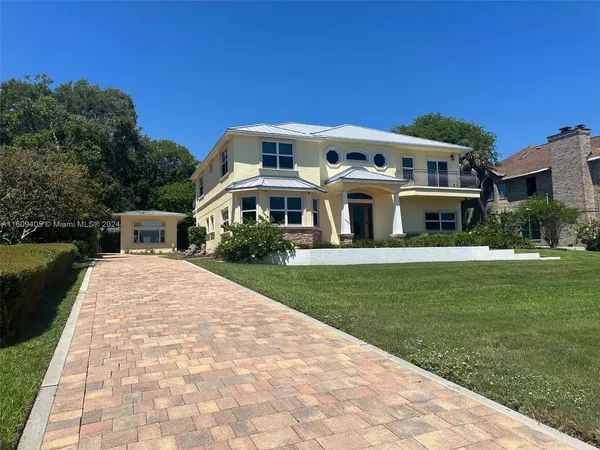 a view of an entrance of the house