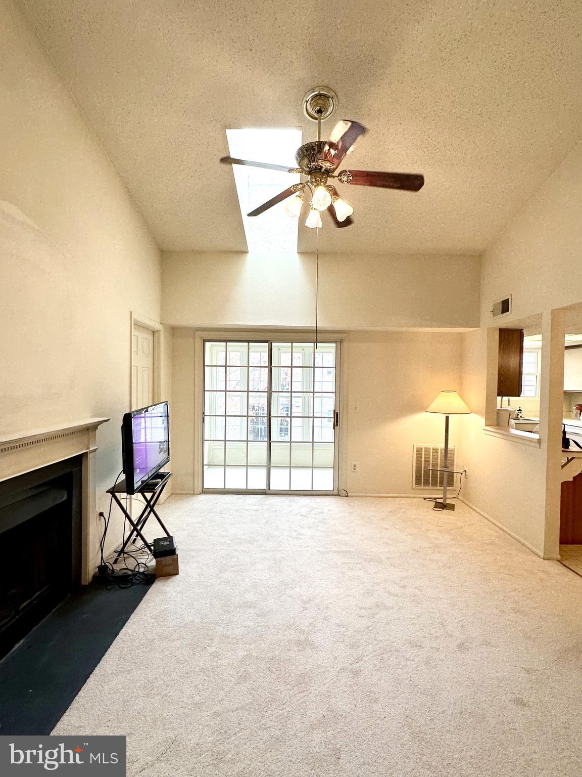 110 Fort Evans Road Southeast, Unit F Leesburg, VA 20175 - Photo 3 of 19 Penthouse condo with cathedral ceilings