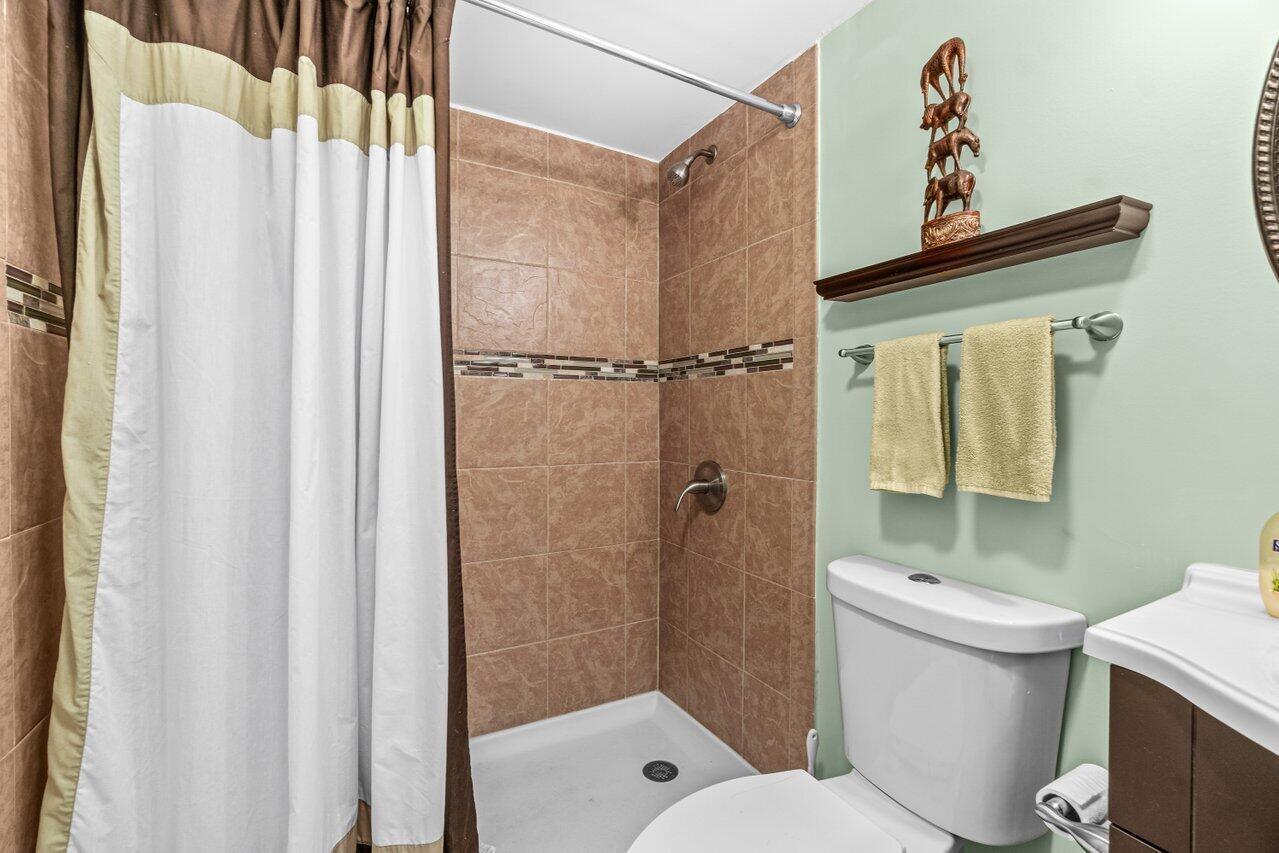 68 Suffolk B, Unit 68 Boca Raton, FL 33434 - Photo 15 of 26 Primary Bath 2