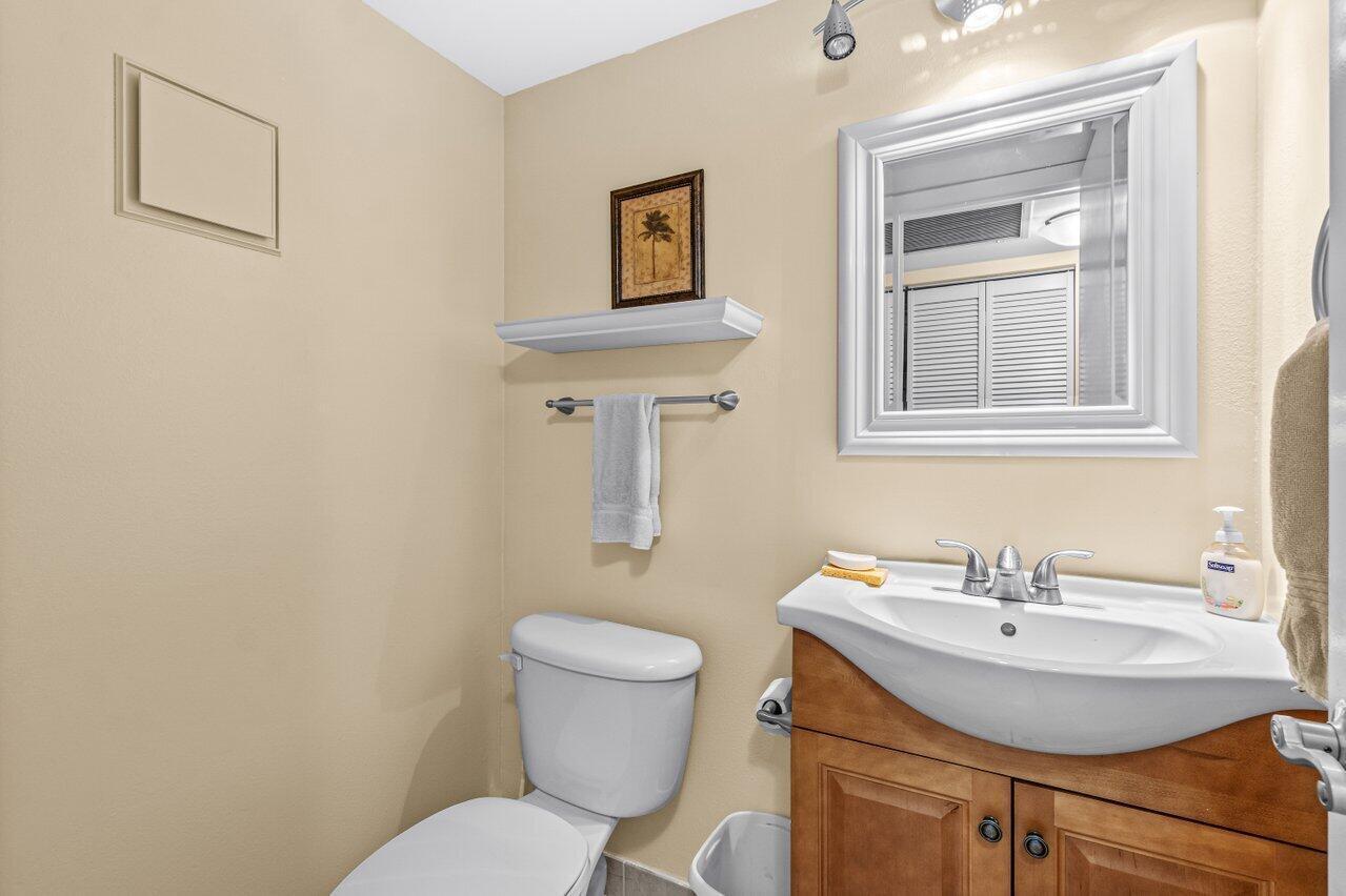 68 Suffolk B, Unit 68 Boca Raton, FL 33434 - Photo 16 of 26 Half Bath