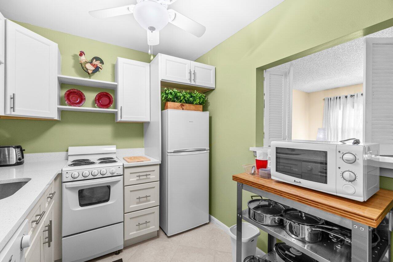 68 Suffolk B, Unit 68 Boca Raton, FL 33434 - Photo 4 of 26 Kitchen 3