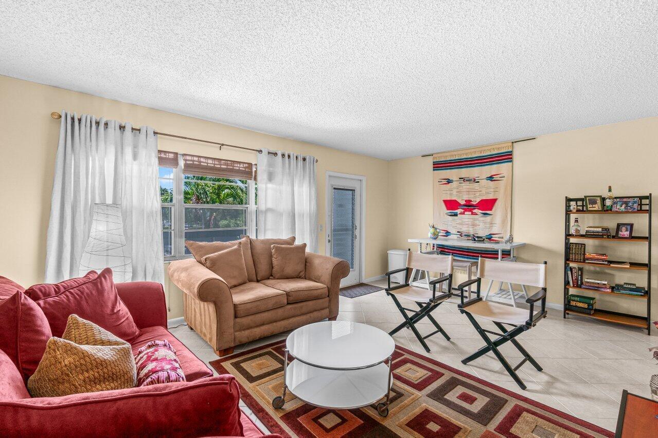 68 Suffolk B, Unit 68 Boca Raton, FL 33434 - Photo 7 of 26 Living 3