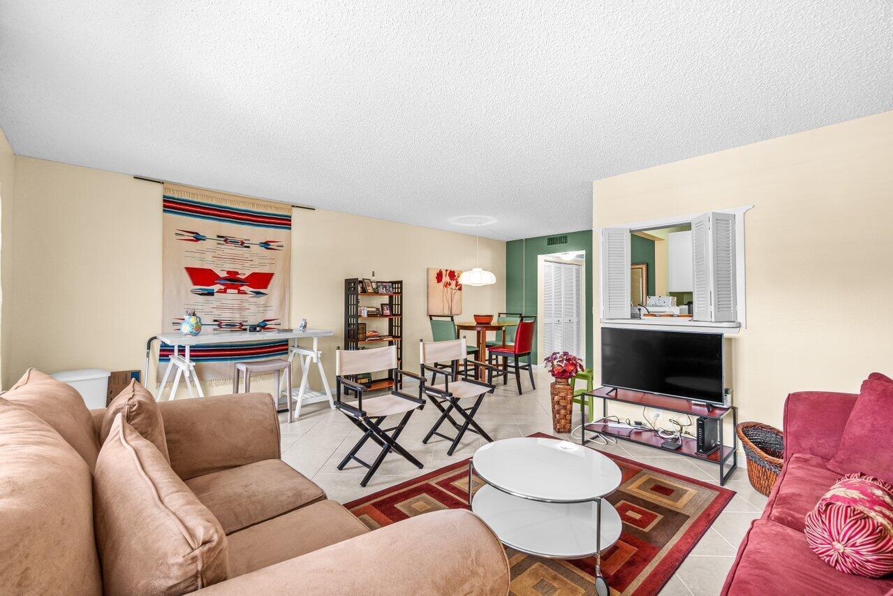 68 Suffolk B, Unit 68 Boca Raton, FL 33434 - Photo 8 of 26 Living 4