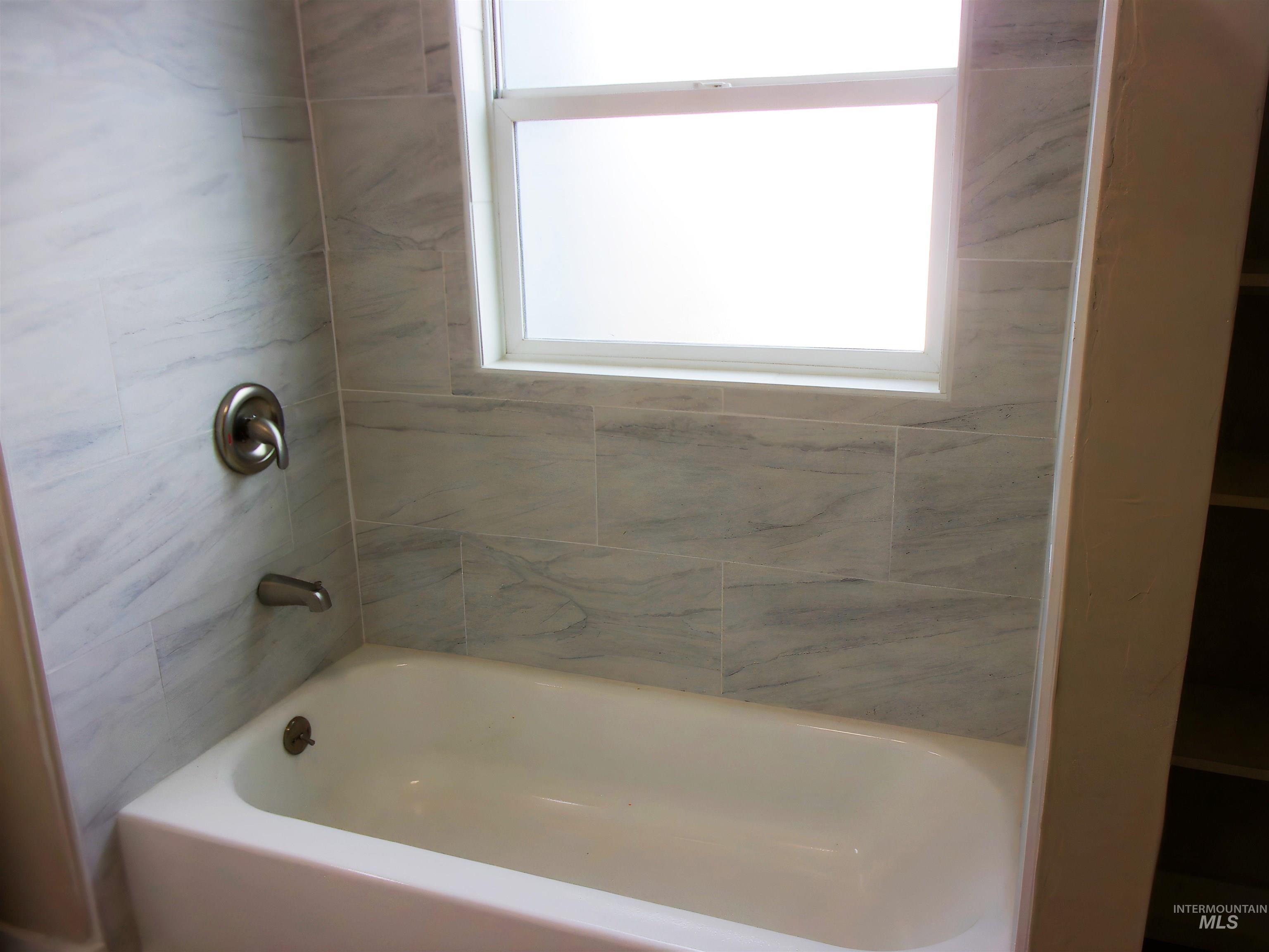 605 North 6th Street Parma, ID 83660 - Photo 17 of 46 Full bath with washtub / shower combination