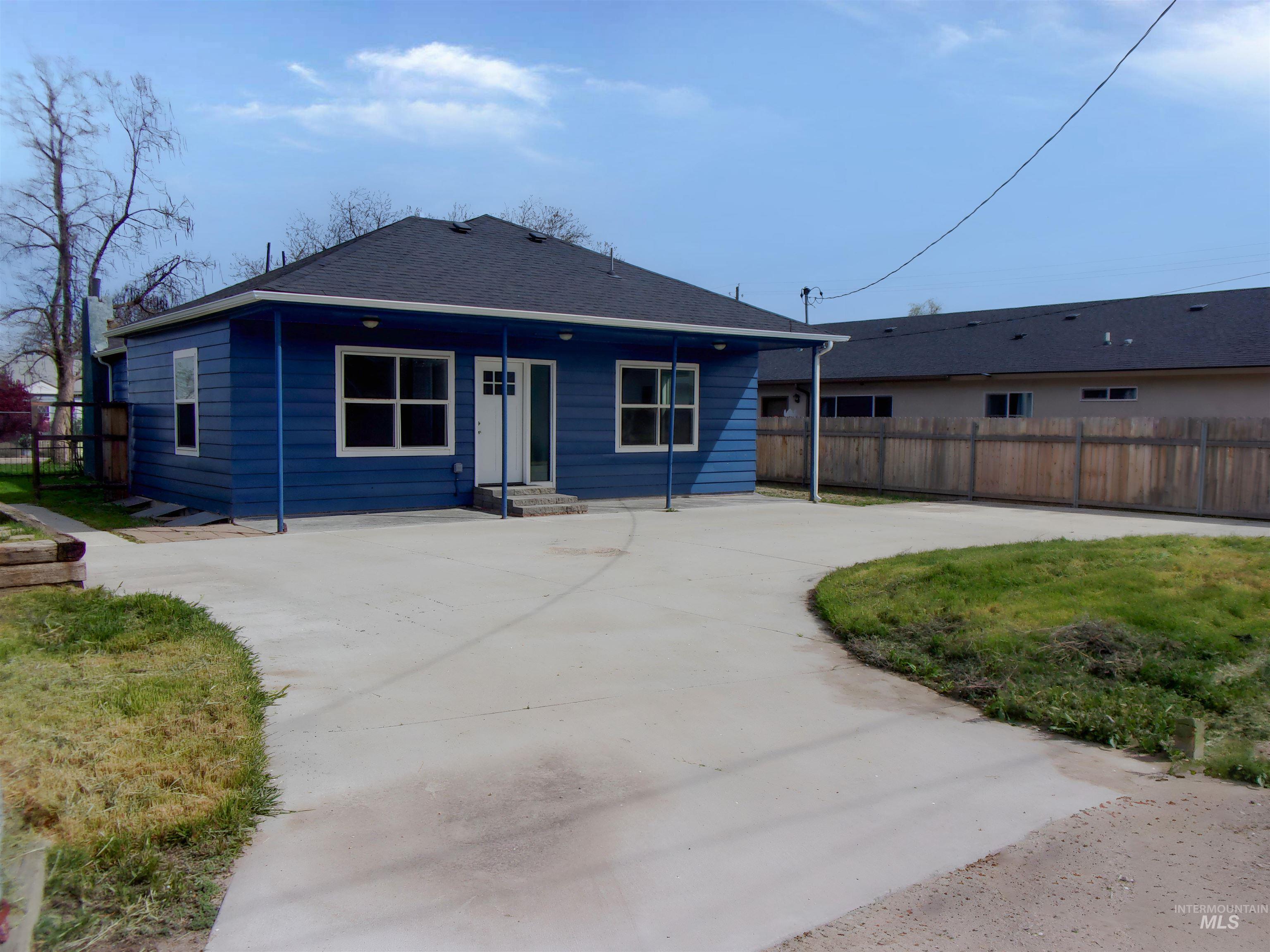 605 North 6th Street Parma, ID 83660 - Photo 41 of 46 View of front facade with a shingled roof and driveway