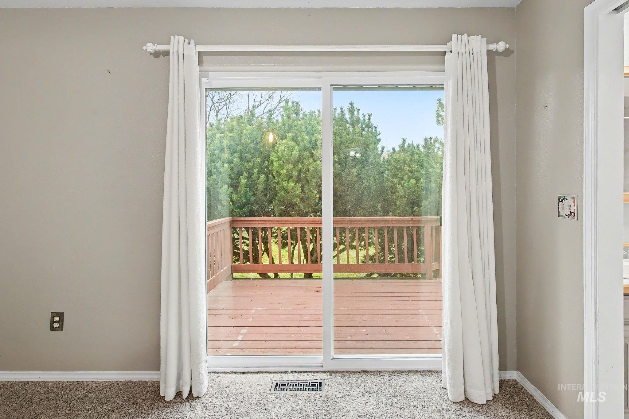 2242 Chukar Lane Clarkston, WA 99403 - Photo 21 of 41 Doorway with baseboards