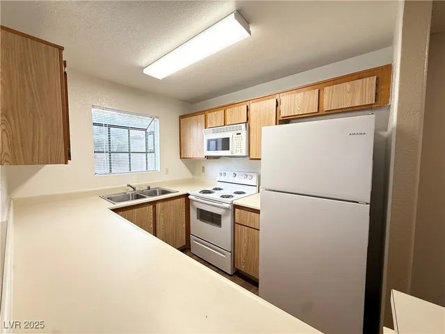 $995 | 2981 Juniper Hills Boulevard, Unit 204, Las Vegas, NV 89142