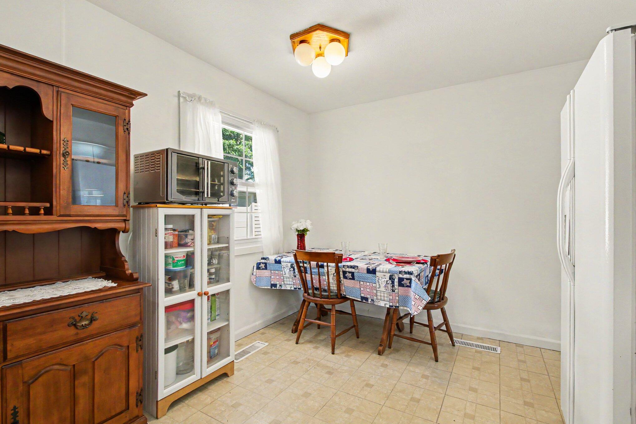 8016 Gordon Place Highland, IN 46322 - Photo 9 of 28 2038x1359