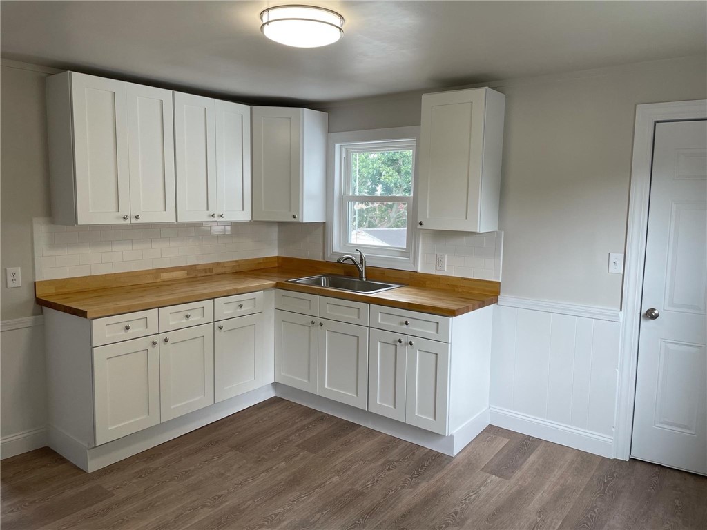 174 Main Road Tiverton, RI 02878 - Photo 5 of 32 1st floor kitchen.