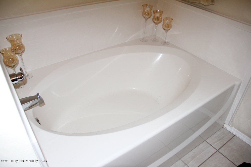 4809 Nimbus Lane Amarillo, TX 79110 - Photo 21 of 32 Master Bathtub