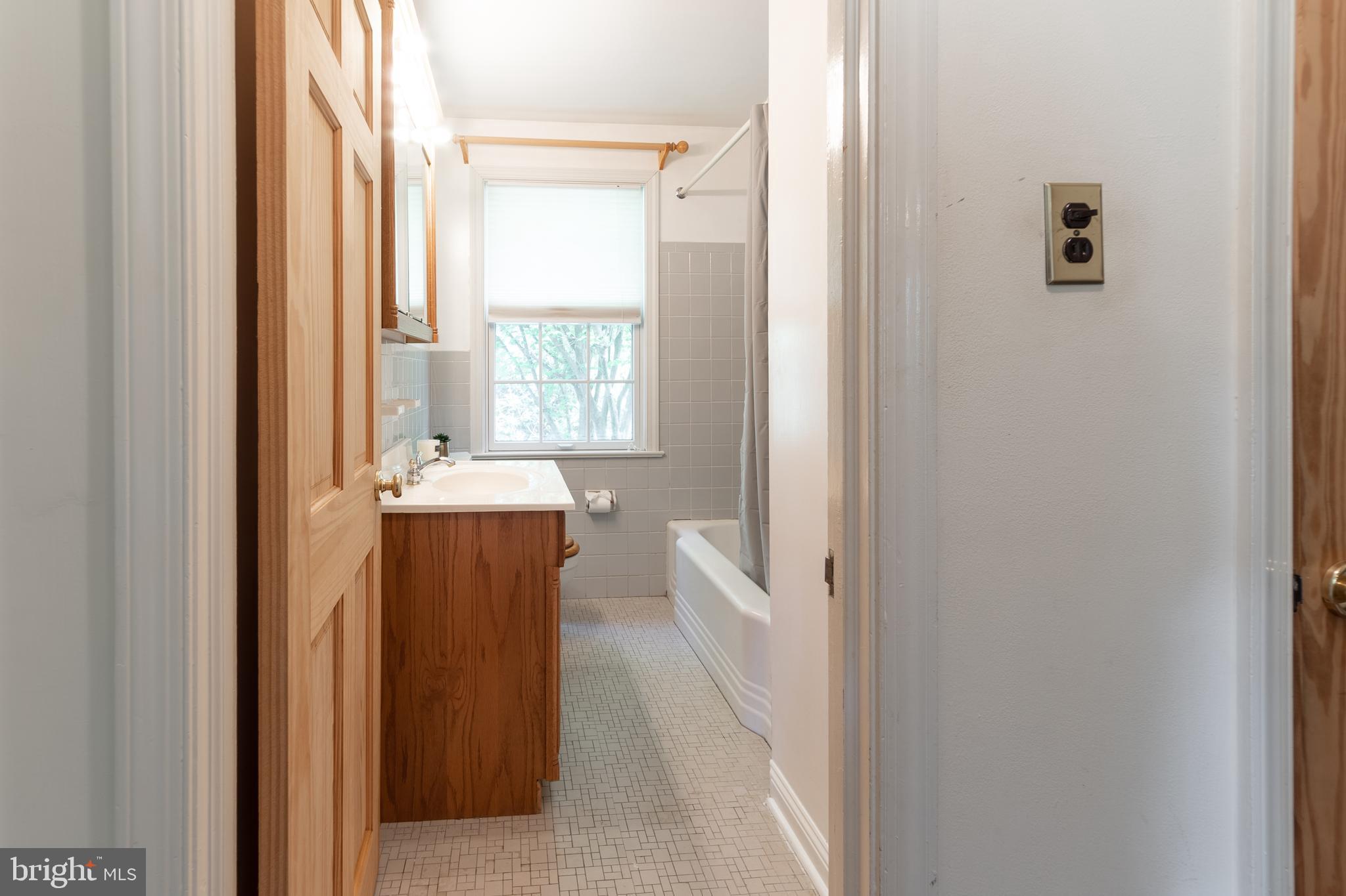 149 Clover Hill Lane Wayne, PA 19087 - Photo 21 of 50 a view of bathroom with bathtub and shower