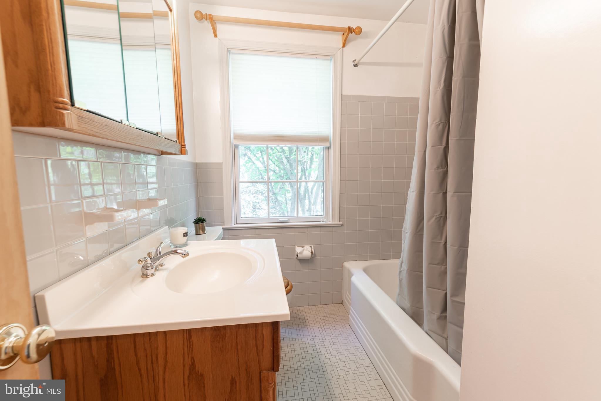149 Clover Hill Lane Wayne, PA 19087 - Photo 22 of 50 a bathroom with a bathtub a sink and a window