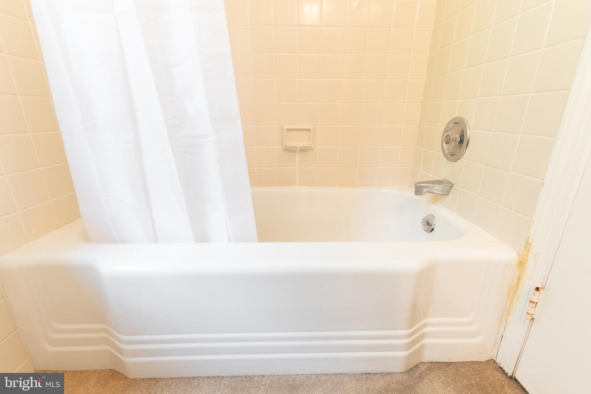 149 Clover Hill Lane Wayne, PA 19087 - Photo 36 of 50 a bathroom with a bathtub