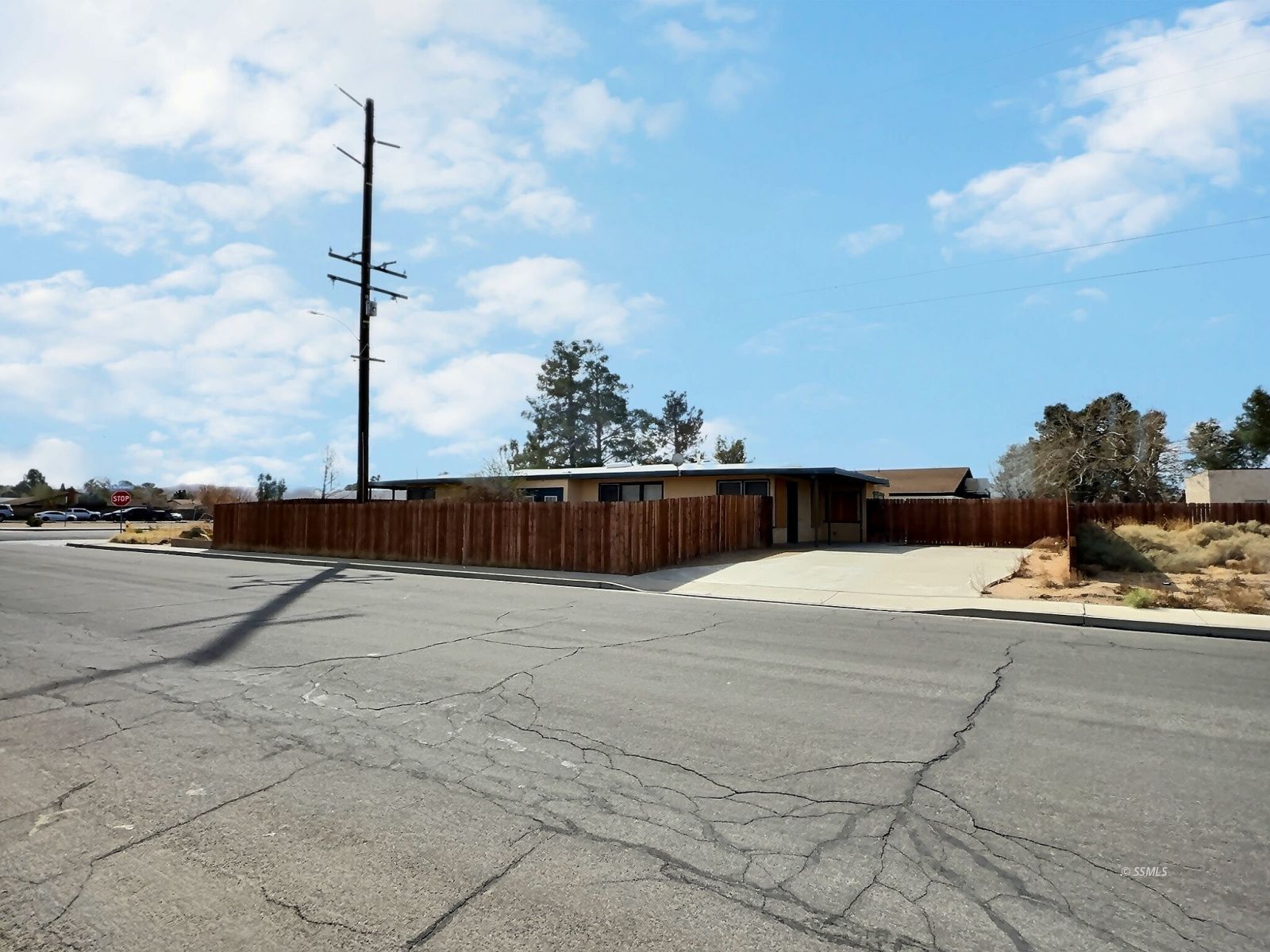 301 South Richmond Road Ridgecrest, CA 93555 - Photo 3 of 45 a view of a terrace