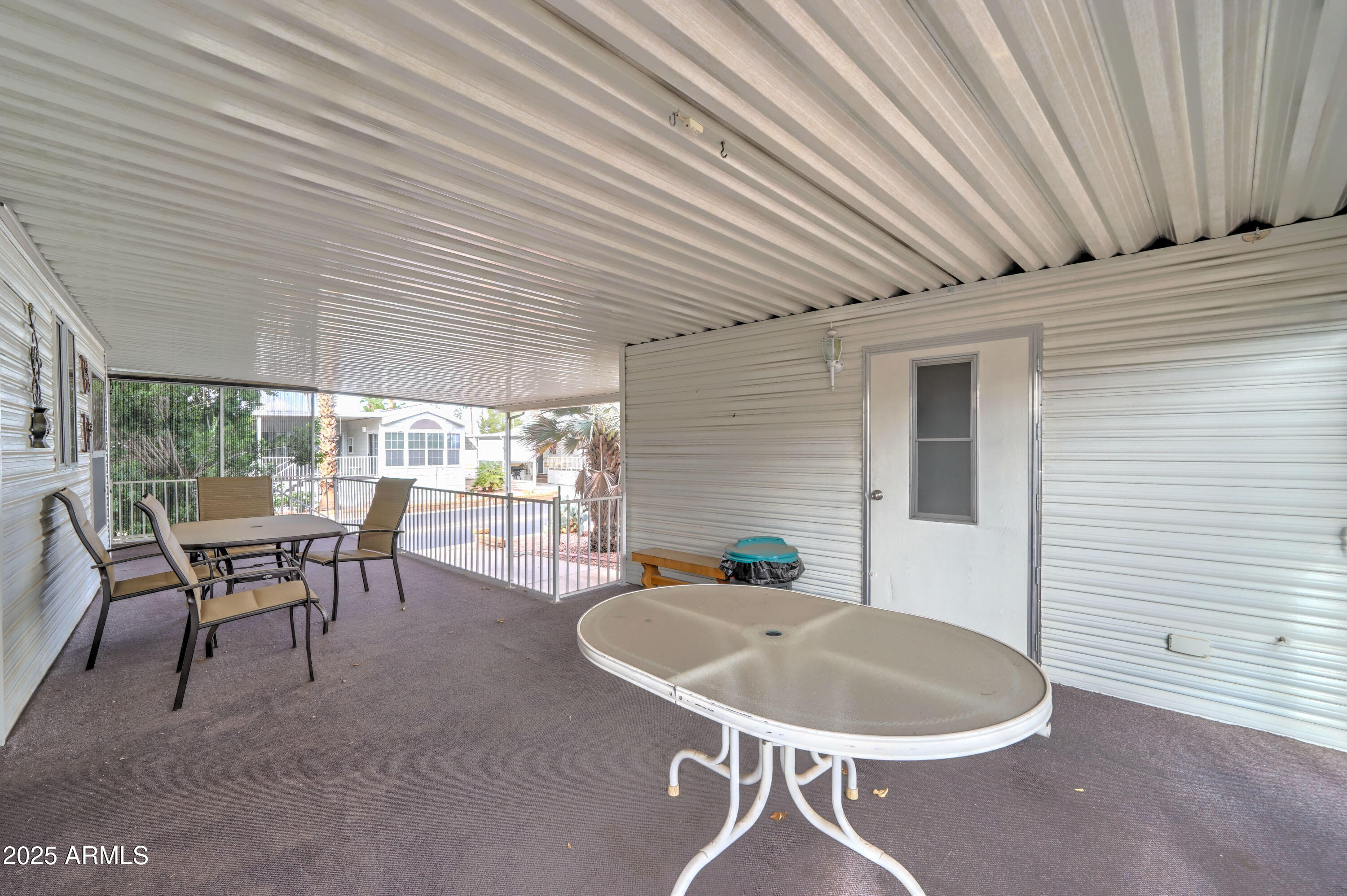 111 South Greenfield Road, Unit 552 Mesa, AZ 85206 - Photo 11 of 24 a backyard of a house with table and chairs