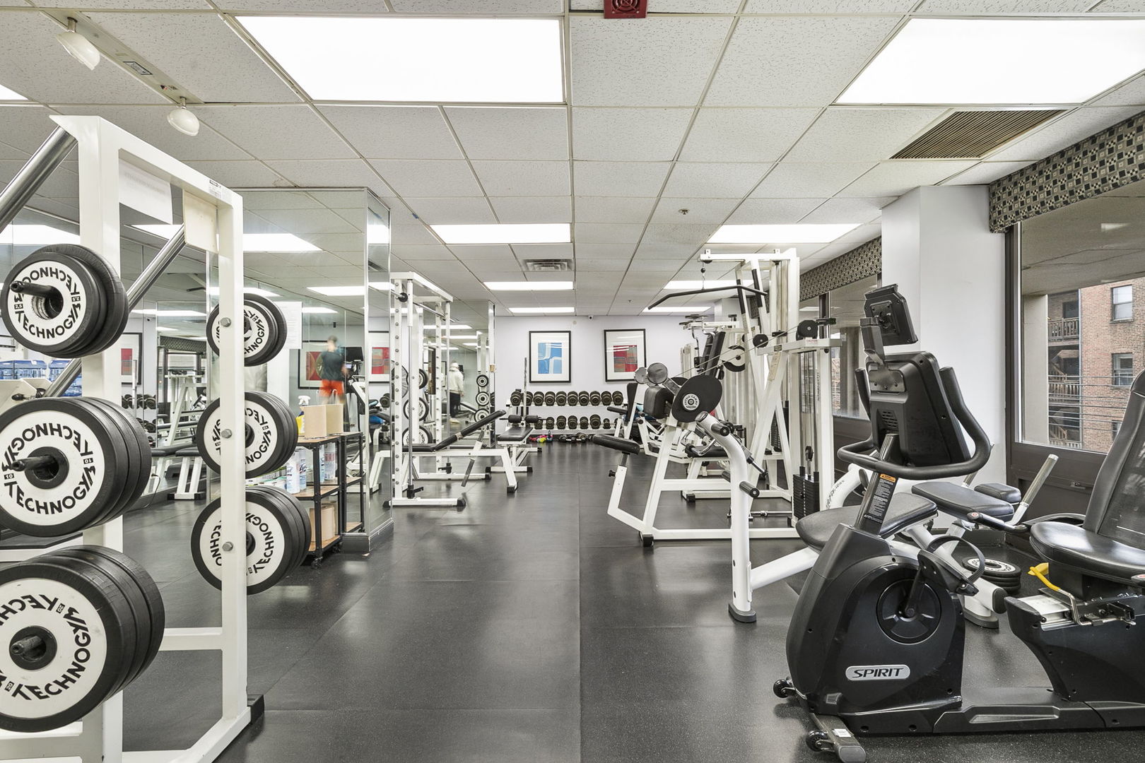 5320 North Sheridan Road, Unit 403 Chicago, IL 60640 - Photo 23 of 36 a view of a room with gym equipment
