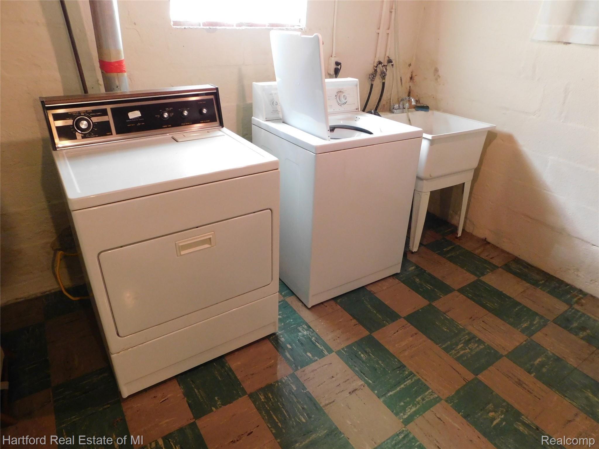 8351 Harding Street Center Line, MI 48015 - Photo 22 of 23 i - 1 (5).jpeg