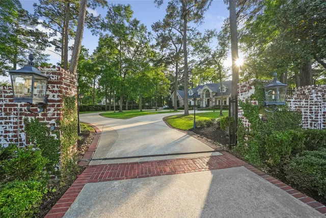 a view of a tennis court