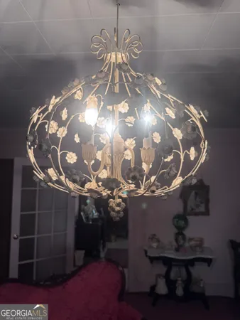 a view of livingroom with furniture and furniture