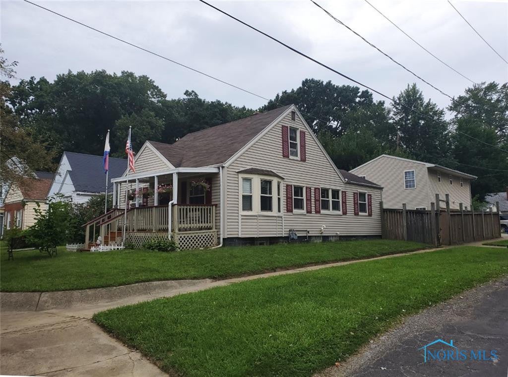 2102 Mansfield Road Toledo, OH 43613 - Photo 3 of 25 Top grade replacement siding and windows were used in updating this fine property.